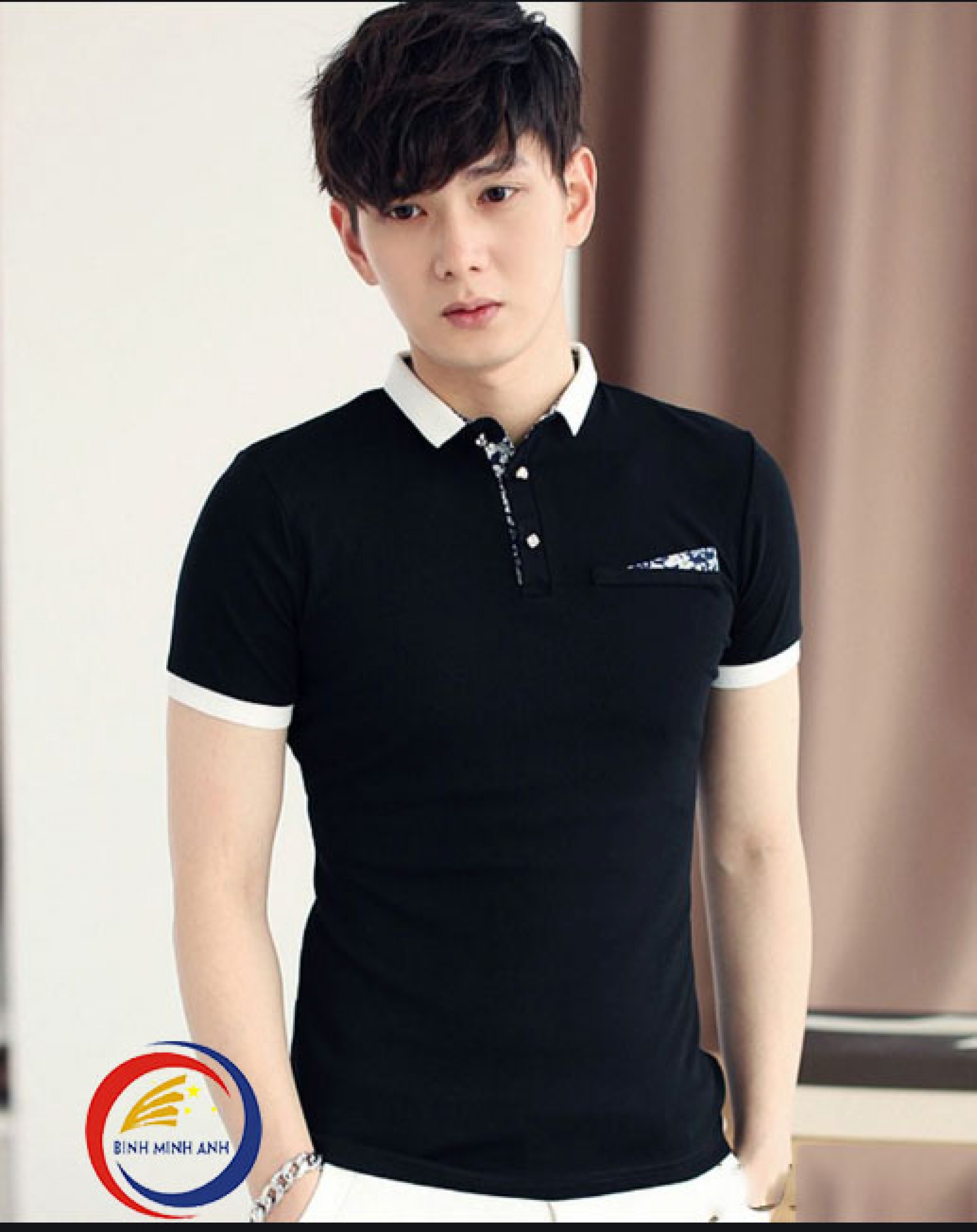 Áo phông đen cổ trắng