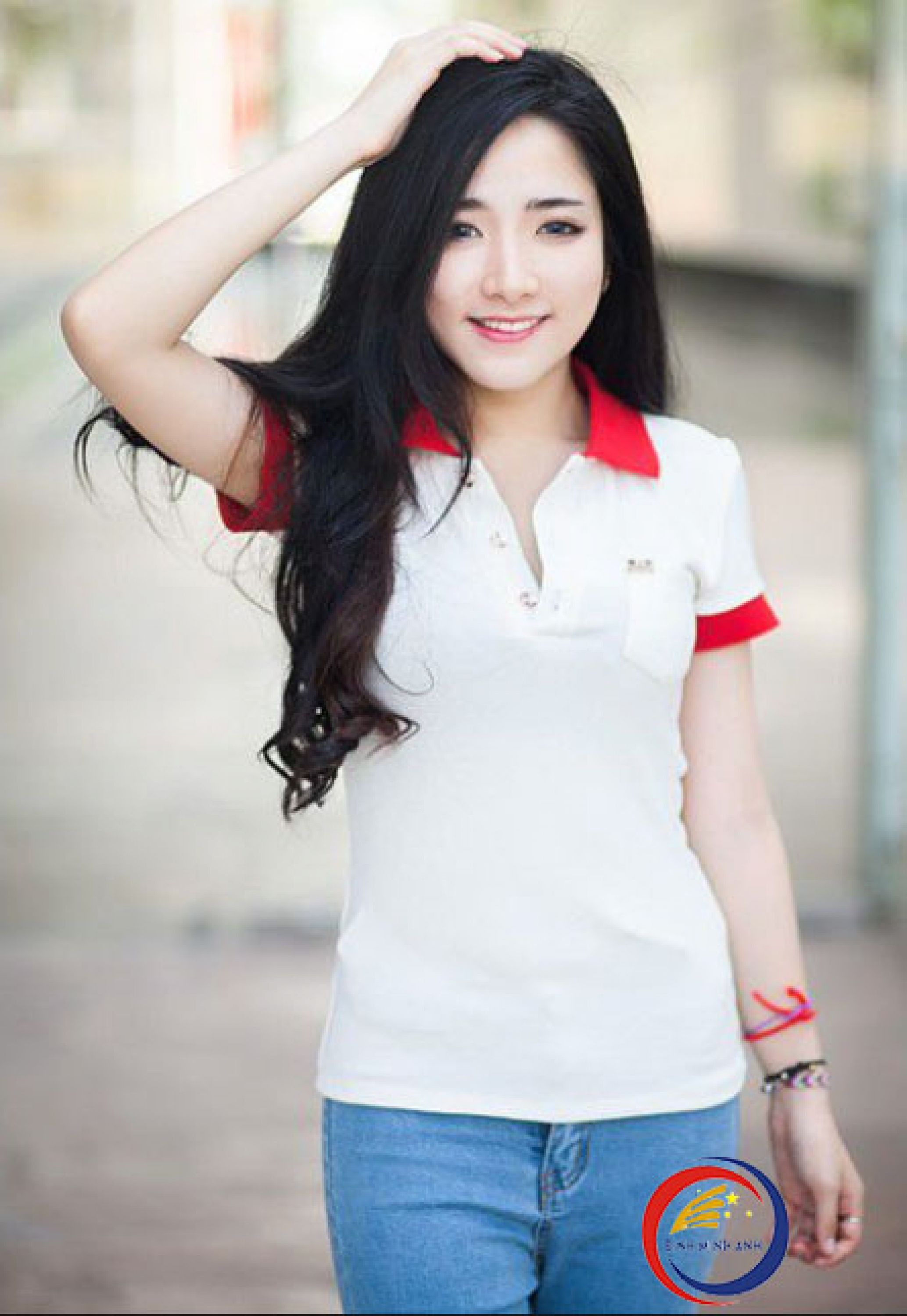 Áo phông nữ  cổ đỏ